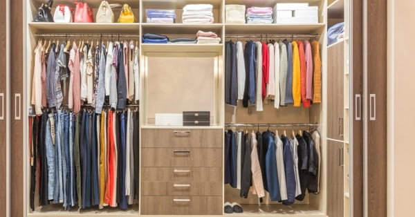 ארון בגדים מודרני מעץ עם בגדים
