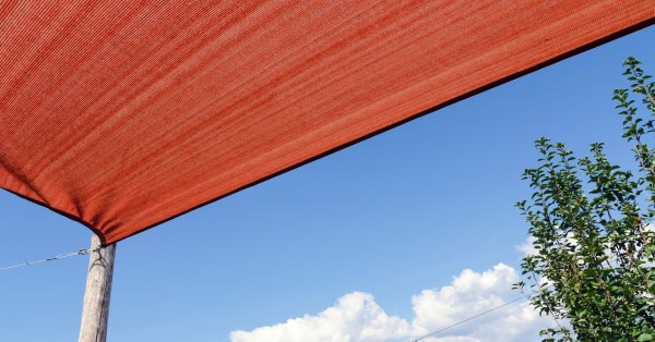 פתרונות הצללה וסגירות חורף: כל מה שחשוב לדעת לפני בוא העונה הגשומה