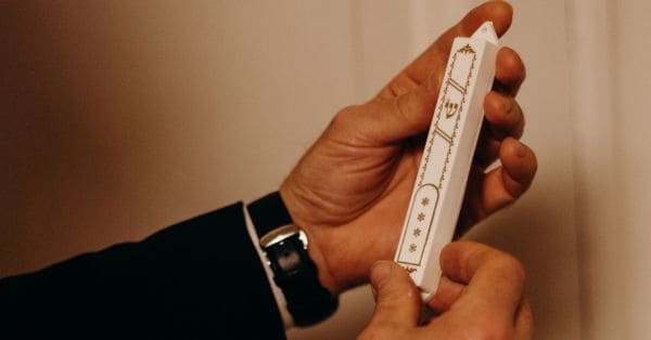 מזוזות מעוצבות לבית: בחירה שמשלבת מסורת, עיצוב ואמירה אישית