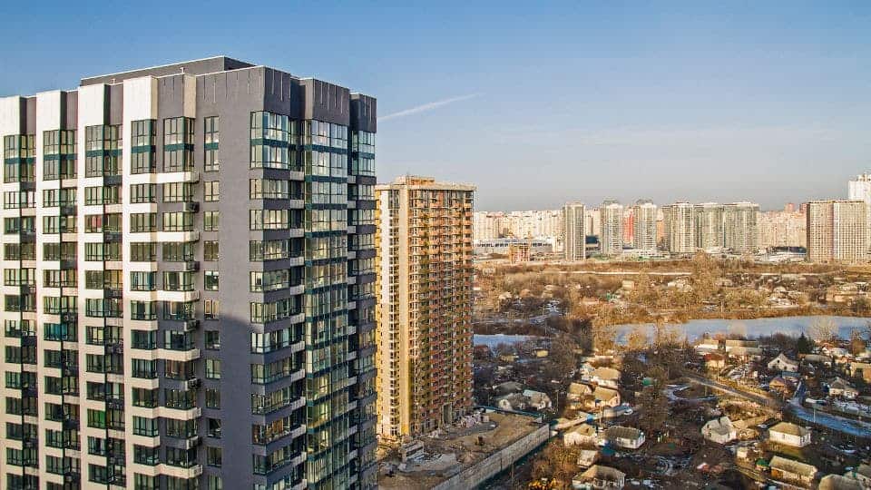 מהם התקנים הנדרשים לציוד כיבוי אש בבניינים ציבוריים ופרטיים?