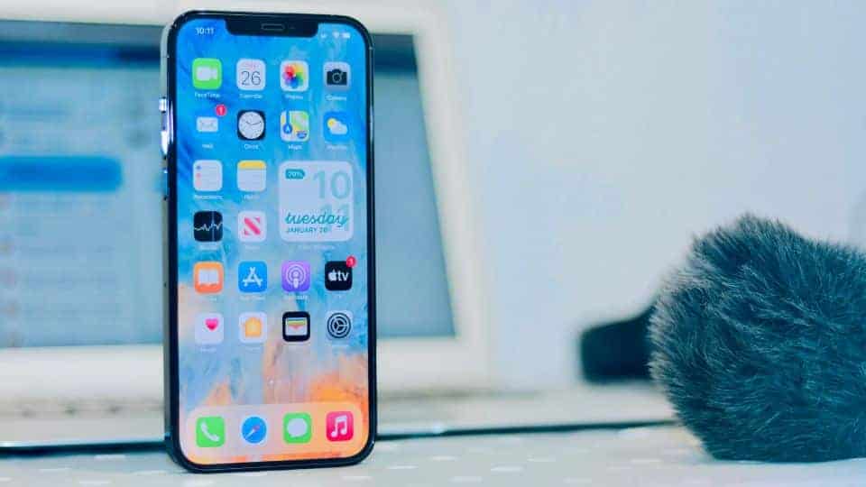 האם עדיין שווה לקנות iPhone 12?