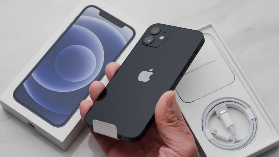האם עדיין שווה לקנות iPhone 12?