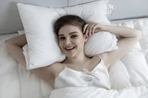אישה שוכבת במיטה