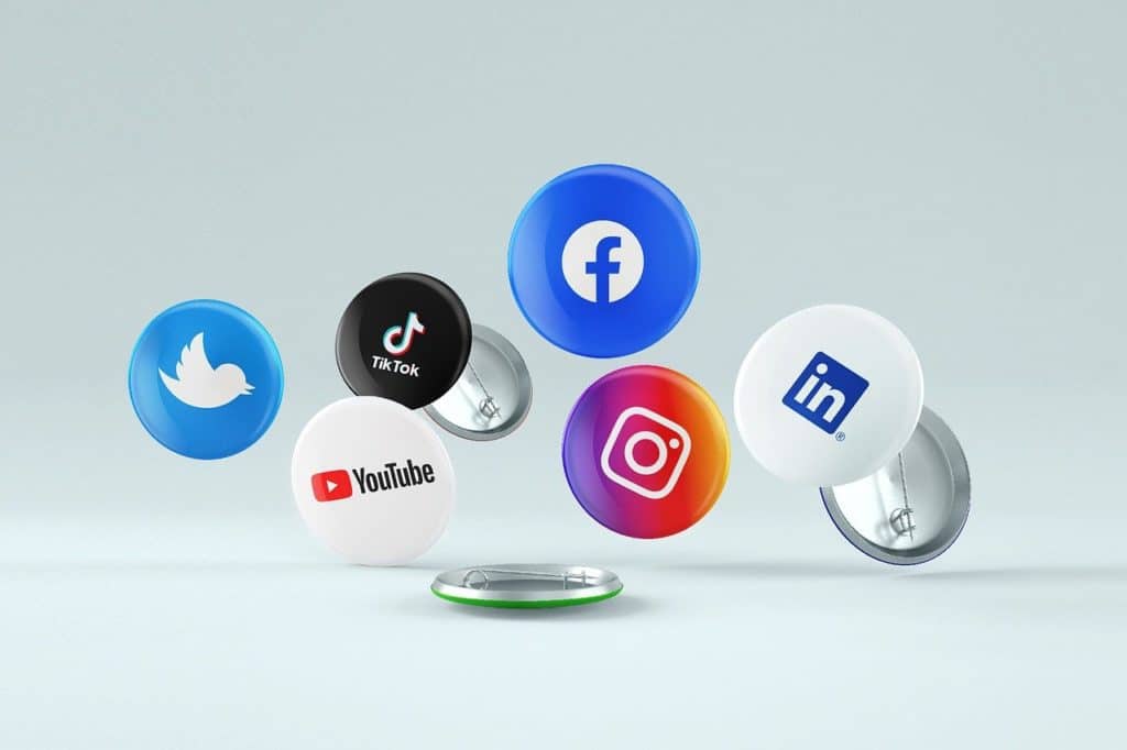 לוגו של אפליקציות מדיה חברתית יחד עם Tiktok