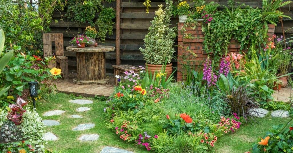 ליהנות מהגינה שלכם הכירו 5 פריטים שאתם חייבים להוסיף לגינה